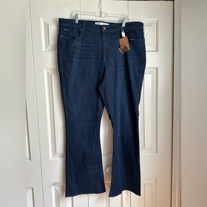 SIGNATURE LEVI STRAUSS 
22M | W36 L32
MID RISE BOOTCUT